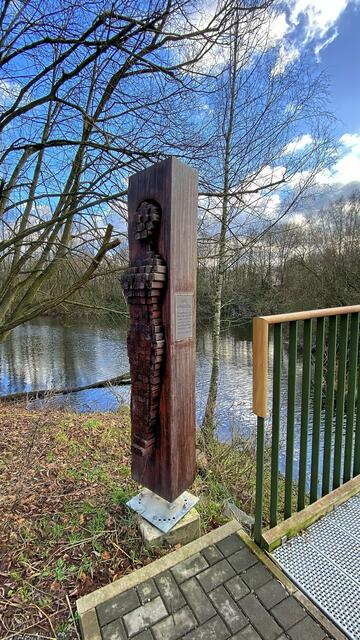 Svenja Neuendorf und Roland Giersch: Wächterin, Kleine Latumer Brücke (2023). Die Erneuerung der Brücke erfolgte durch den Heimatkreis Lank e.V. mit Unterstützung durch Herbert Schäfer.  | Foto: ©Margot Klütsch
