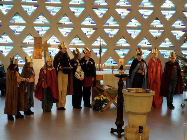 Die drei Gruppen Sternsingende der alt-katholischen Gemeinde nehmen die Krippe in die Mitte | Foto: Christiane Forthaus