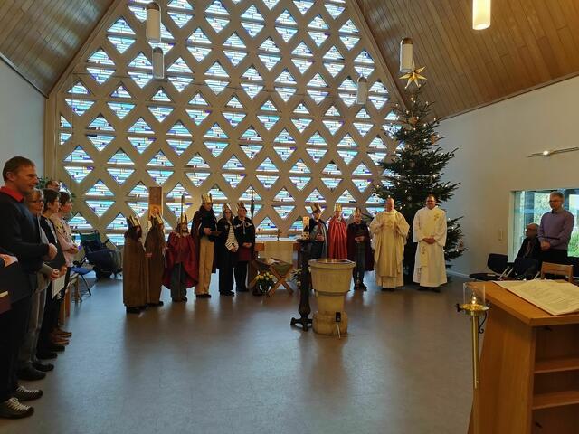 Die Sternsingenden der alt-katholischen Gemeinde Dortmund während des Gottesdienstes | Foto: Christiane Forthaus