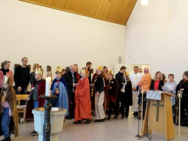 Erheben Sie sich: Die Königinnen und Könige ziehen ein | Foto: Christiane Forthaus