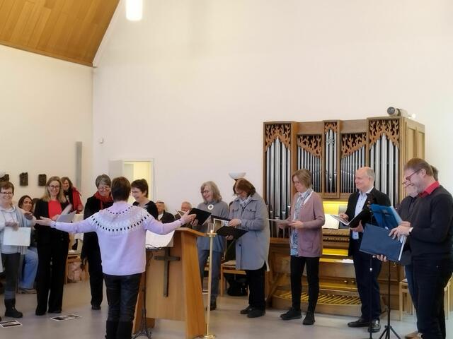 Der Chor ENCHORE aus Castrop-Rauxel bringt weihnachtliche Lieder mit Schwung zu Gehör. | Foto: Christiane Forthaus