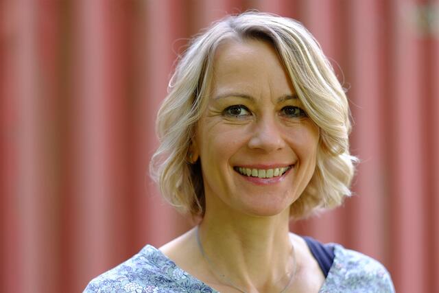 Krankenhauspfarrerin Dörthe Lahann freut sich am Freitag auf Menschen, die in die Kirche eintreten möchten. 
Foto: Stephan Werner
