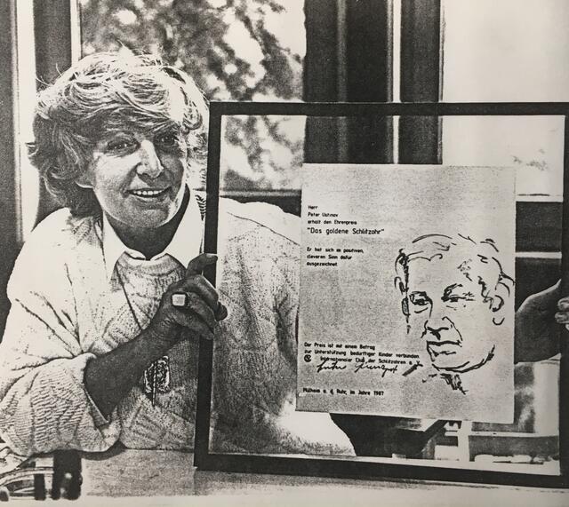 Die Mülheimer Künstlerin Edith Polland-Dülfer mit ihrem Porträt des "Goldenen Schlitzohres" Peter Ustinov | Foto: Archiv - Mülheimer Kunstverein und Kunstförderverein KKRR