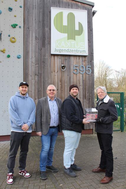 Freuen sich über eine gelungene Aktion, vl. Sozialpädagoge Florian Baum, Dr. Bernd Riekemann, Einrichtungsleiter Markus Hölzle und Konrad Göke.  | Foto: AWO