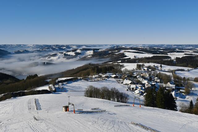 . . . einen herrlichen Blick in alle Himmelsrichtungen. Hier Richtung Westen über Wildewiese hinweg.