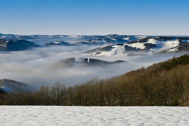Einige Täler blieben auch hier im Sauerland ganztägig unter Nebel. Oben darüber war aber die Sonne Dauergast.