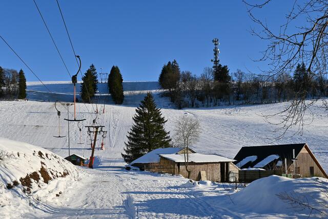 Zum Ende unserer Runde hin erreichen wir wieder das Skigebiet am Schomberg bei Wildewiese und auch der Fernmeldeturm kommt wieder ins Blickfeld.