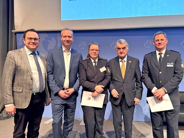 Herbert Reul ehrt Angehörige der Polizei MK für Ihr Engagement im PSU-Team der Polizei NRW., Foto: Polizei NRW