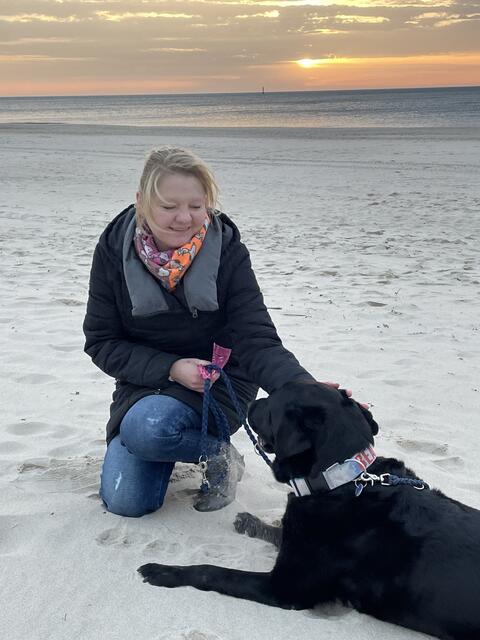 Anna Kreidler genießt ihr Leben, hier mit ihrem Hund am Strand.  | Foto: Kreidler