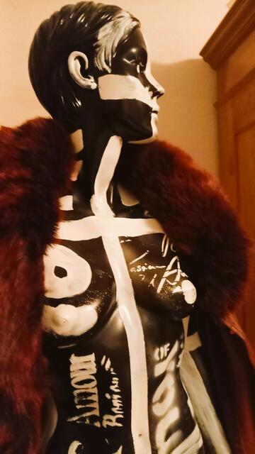 Durch Michael Frey bemalte Puppe, die von Bronco54 ausstaffiert wurde. Zunächst mit Pelz, es gint eine weitere Fassung plus Hippie-Hat a la Ibiza
Merkel Collection... | Foto: Fotorechte by Bronco54 und Fotoarchiv, Michael Frey and ART and Style