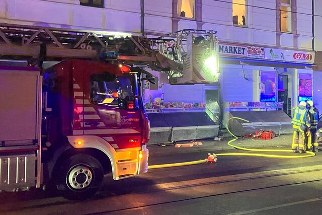 Nächtlicher Brand in Wattenscheid Ladenlokal | Foto:  Feuerwehr Bochum