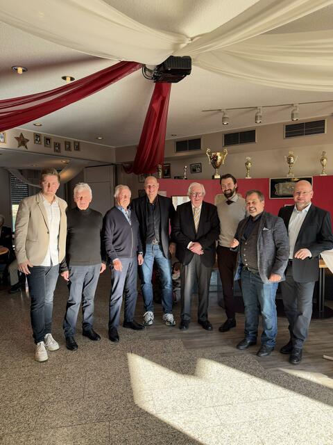 Im Mittelpunkt des Neujahrsempfangs des Netzballvereins Velbert standen die Ehrungen für langjährige Vereinszugehörigkeit: Von links nach rechts: Nick Franke (2. NBV-Vorsitzender), Dieter Richrath, Rolf Wesser, Dirk Lukrafka (Bürgermeister), Hänns Breitgraf, Tom Schönenberg (1. NBV-Vorsitzender) , Lothar Schmidt-Sicking und Mark Höhfeld. | Foto: Ihlo (Netzballverein)