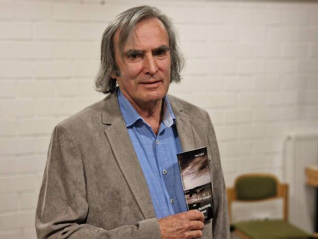 Heiner Feldhoff liest am Holocaust-Gedenktag zusammen mit Claudia Schwamberger in der Evangelischen Kirche Obermeiderich aus seinem Buch „Pauline Leicher oder Die Vernichtung des Lebens“.
Foto: Jens Schawaller
