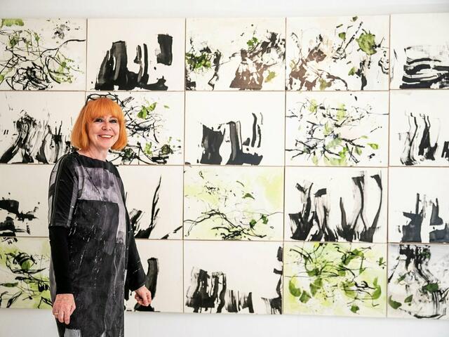 Die Mülheimer Künstlerin Dörthe Speetzen mit einer ihrer Werkreihen | Foto: Archiv Mülheimer Kunstverein und Kunstförderverein KKRR