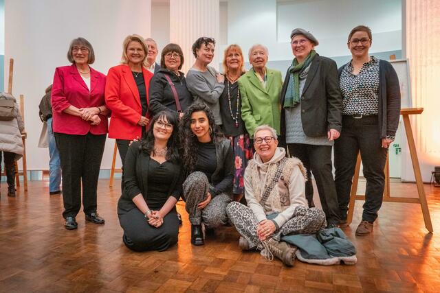 Oben: Marianne Wendzinski, Kulturdezernent der Stadt Dortmund Jörg Stüdemann, Sabine Poschmann, Monika Greve, Tirzah Haase, Bettina Brökelschen, Elisabeth Brand, Monika Rößler, Daniela Fischer
Unten: Svenja Römelt, Ghazal Geshnizjani, Lioba Albus,
    Foto: Jeff Chen