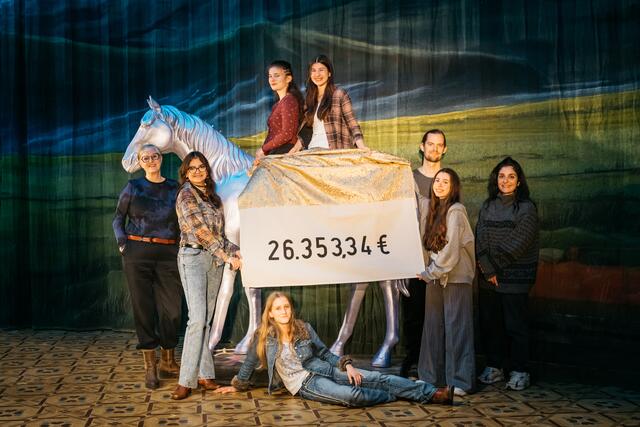 Das goldene Tuch 2024/2025: Dramaturgin Dorothea Neweling, Performerinnen Kaja Gruba, Tabea Sander (unten), Katharina Klos, Sevval Ertürk, Ensemblesprecher Lukas von der Lühe, Performerin Helin Su Yusufoglu und Ensemblesprecherin Danai Chatzipetrou (v. li.) | Foto: Daniel Sadrowski