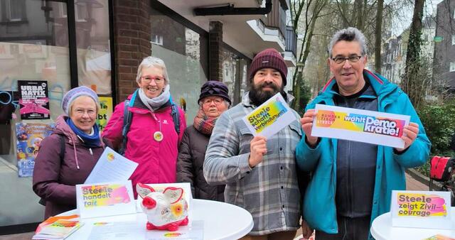 "Für Respekt und Demokratie" wirbt der Runde Tisch Essen-Steele an den Samstagen bis zur Bundestagswahl in der Steeler Fußgängerzone. Mit dabei: Sprecher Heiner Mausehund, früherer Königssteeler Gemeindepfarrer und Religionslehrer (re.). | Foto: Runder Tisch Essen-Steele