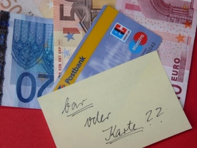 Der Vorteil von Bezahlkarten ist, dass die dort zur Verfügung gestellte Summe nur im Inland ausgegeben werden kann. Dafür also, wozu die Leistungen gedacht sind: für das Leben der Geflüchteten hier. Gelder für Schlepper oder Überweisungen in das Herkunftsland zu nutzen, ist so nicht möglich. | Foto: Dieter Schütz Pixelio