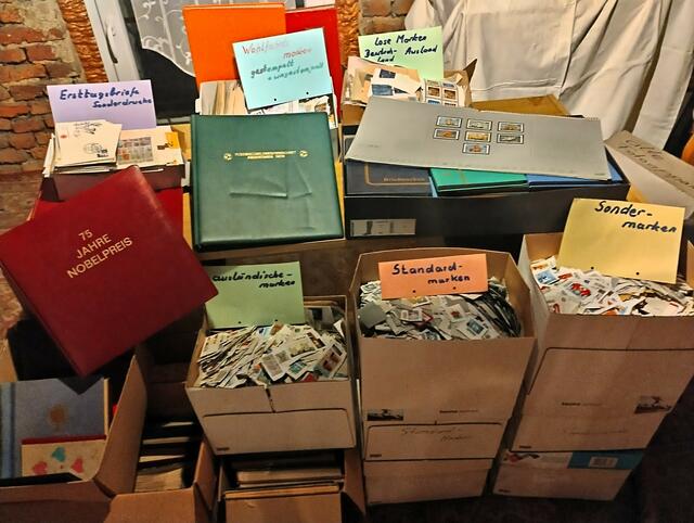 Kiloweise Briefmarken werden für Ausbildungsplätze in Schwellenländern gesammelt. Foto: Dorothe Braukmann