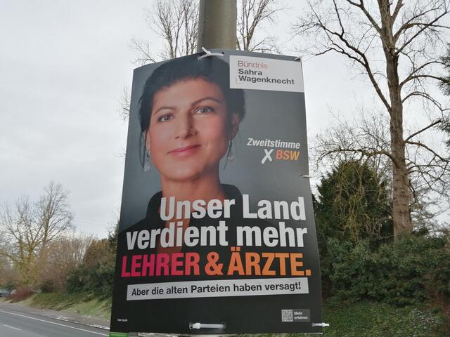 Sahra Wagenknecht (BSW) fordert im Bundestagswahlkampf mehr Lehrer und Ärzte. Laut der Gewerkschaft Erziehung und Wissenschaft (GEW) fehlen bis 2030 rund 110.000 Lehrkräfte. Laut Bundesgesundheitsministerium fehlen akut 5.000 Hausärzte.