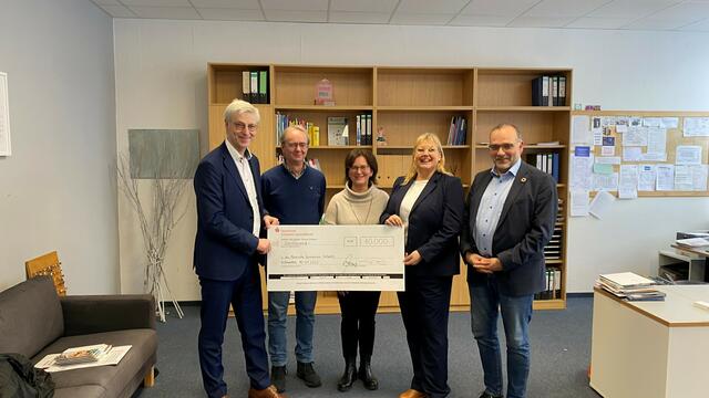 Spendenübergabe an das Märkische Gymnasium Schwelm. Foto: Sparkasse