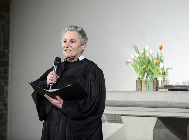 In ihrer Begrüßung erinnert sich Assessorin Monika Kindsgrab an ihren ersten Einsatz für die Telefonseelsorge in Essen. | Foto: Kirchenkreis Essen/Alexandra Roth