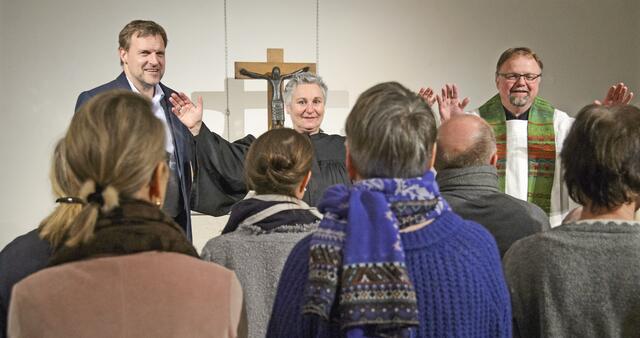 Prof. Dr. Björn Enno Hermans (Caritasdirektor des Caritasverbandes für die Stadt Essen e.V., links), Assessorin Monika Kindsgrab (stellv. Superintendentin des Kirchenkreises Essen, Mitte), Domvikar Bernd Wolharn (Cityseelsorge am Essener Dom, rechts) überbrachten Glück- und Segenswünsche. | Foto: Kirchenkreis Essen/Alexandra Roth