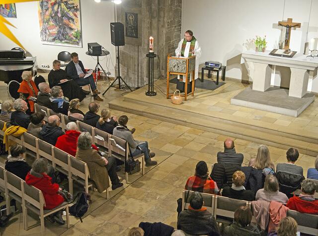 Außer den neuen ehrenamtlichen Telefonseelsorgerinnen und Telefonseelsorgern waren Kolleginnen und Kollegen in die Marktkirche gekommen; auch Elisabeth Hartmann, ehemalige Leiterin der Ökumenischen TelefonSeelsorge Essen, feierte mit (mit roter Stola, vor dem Flügel oben links). | Foto: Kirchenkreis Essen/Alexandra Roth