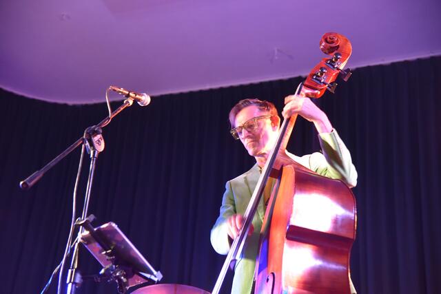 Bassist Frowin Superfro Ickler von der Elville Blues Band
Saal Löwer Hasalaha | Foto: FotoArchiv Merkel und Merkel