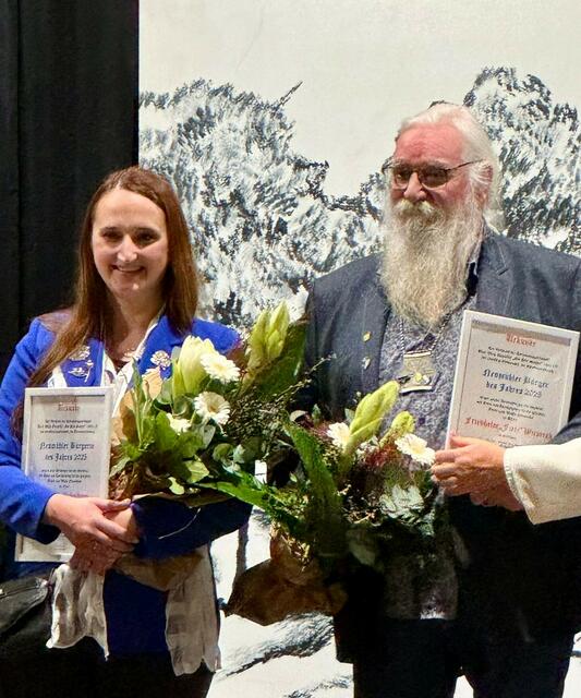 Monique Scheidgen und Friedhelm „Fiete“ Wiczorek sind die neuen Neumühler Bürger des Jahres. Für sie gab es langanhaltende stehende Ovationen.
Foto: Roswitha Schulz
