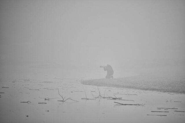 Ein nett grüßender Fotograf "stocherte" auch nach Motiven im dichten Nebel