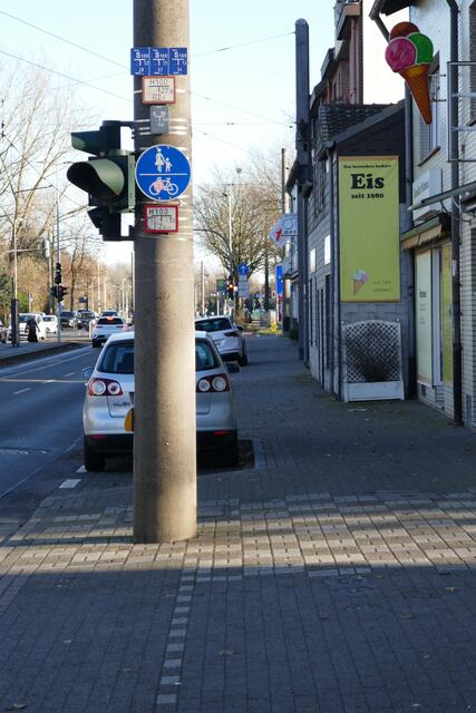 Aktienstr./ Ecke Nordstr.
Der markierte Radweg endet hier vor einem Betonmast.
Hier müsste stehen: Radfahrer bitte absteigen.