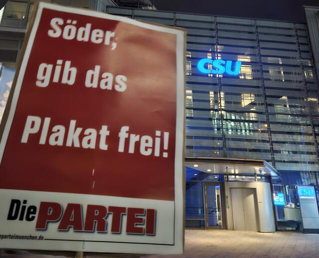 Au, Mann, Söder! Anzeige ist raus! (Aktenzeichen BY8547-501230-2518) - Politisch motivierte Straftat der CSU gegen Die PARTEI .
 | Foto: Martin Sonneborn - DIE PARTEI