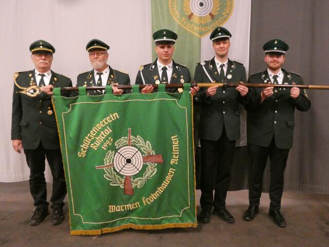 Fahnenträger - Bernd Grothe , Werner Becker , Konrad Stricker , Sebastian Schomaker und Max Struck 