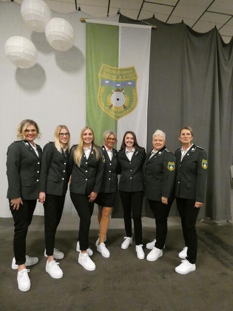 Die neuen Damen - Offiziere
Anita Stricker , Lea Niebecker , Sophie Stricker , Anja Schulte , Pia Lobert ,Nadine Struck und Anke Zernikow