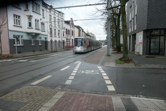 Zwischen Ratingen-Mitte und der Kreuzung Stadionring/Dürerring/Düsseldorfer Straße fährt die U72 vier Tage lang als "Bummelzug". Der Autoverkehr in diesem Bereich wird umgeleitet. | Foto: Martin Poche