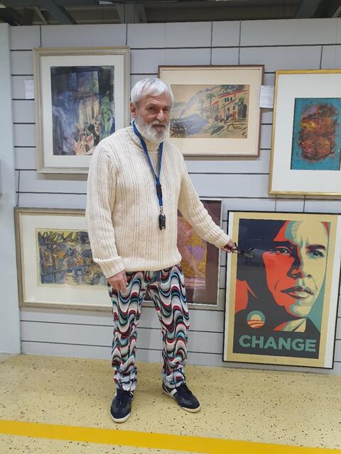 Wolfgang Merkel/Bronco54 vor Siebdruck von Shepard Fairey, "Channge", der für 180 Euro auktioniert wurde... | Foto: Henrys, Merkel Collection, Fairey