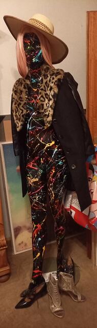 Lady Action Painting
Art and Style and Bronco54
Some call it FLUXUS
Hammage a Yoko Ono | Foto: Fotoarchiv Merkel und Merkel, Bronco54, Art and Style LD