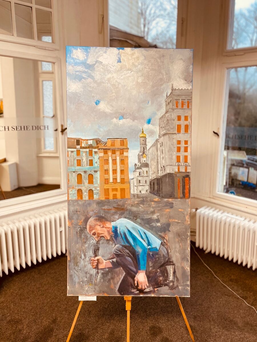 Beindruckend und berührend - Malerei von Viktoriia Solohubova "Die Daheimgebliebenen" in der Schau "EINTAUCHEN" Ruhr Gallery Mülheim in Nordrhein Westfalen
Im Hintergrund auf den Fensterscheiben "Optische Poesie" von Wolfgang Kleinöder | Foto: Mülheimer Kunstverein und Kunstförderverein KKRR