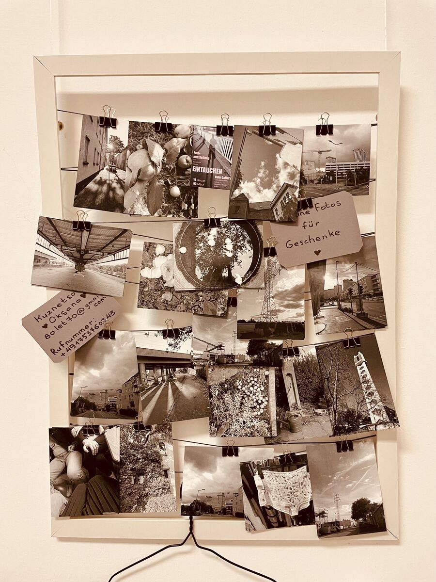 Kleine Geschenke von Oksana Kuznetsova für die Besucherinnen und Besucher ihrer Fotoausstellung in der Ruhr Gallery - eine schöne bleibende Erinnerung! | Foto: Mülheimer Kunstverein und Kunstförderverein KKRR