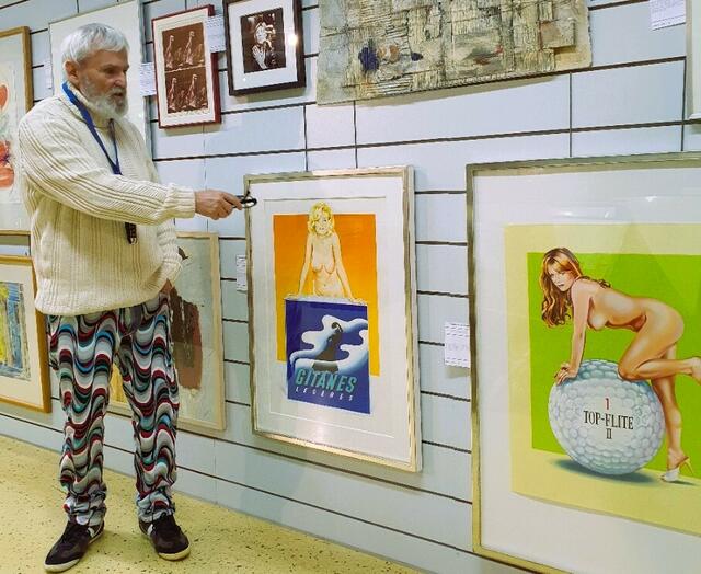 Bronco54/Wolfgang Merkel vor den 2 Neuerwerbungen/Auktionierungen von Mel Ramos, Siebdrucke, POP Art | Foto: Mel Ramos, Henrys, Merkel Collection