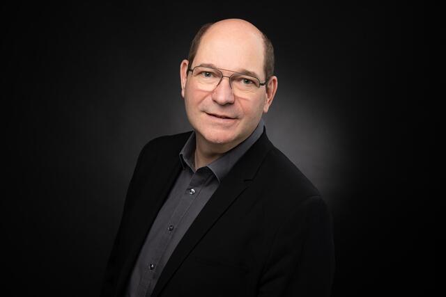 Pfarrer Dirk Sawatzki beantwortet am Montagabend die Fragen der Anrufenden.
Foto: trinitatis-duisburg.de 