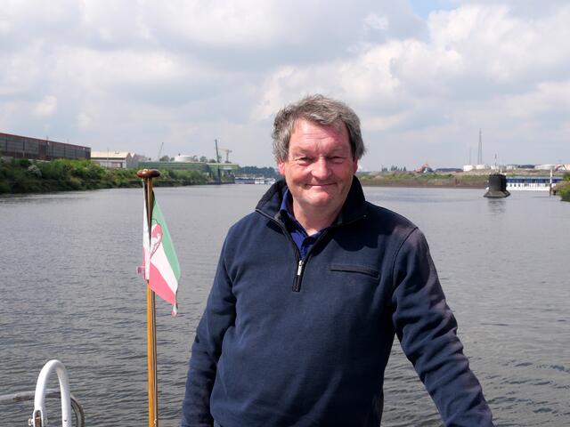 Das Archivfoto zeigt Pfarrer Jürgen Muthmann auf dem evangelischen Kirchenschiff "Johann Hinrich Wichern" im Ruhrorter Hafen bei der Aufnahme eines Videos. Am Freitag ist er „an Bord“ in der Kircheneintrittsstelle in der Salvatorkirche.
Foto: Daniel Drückes
