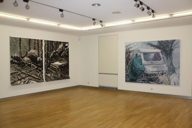 Sebastian Nebe, Diptychon, Kohle, Tusche und rechts der spätere Topneuzugang der Galerie Eigen und Art, Judy Lybke Mirjam Völker | Foto: Eigen und Art, Völker, Lybke,FotoArchiv Merkel und Merkel