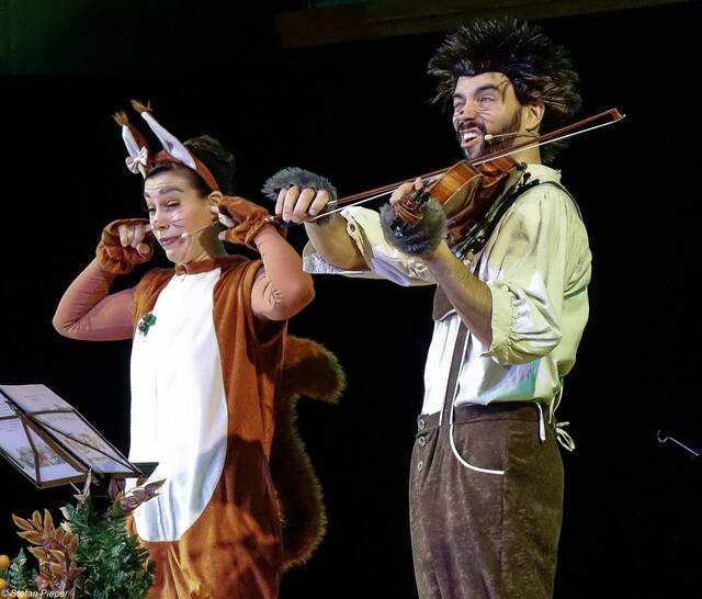 Als Eichhörnchen und Igel kostümiert, führte das Duo "Twiolins" Kinder und auch Erwachsene mit einer perfekten Mischung aus Spielfreude und Professionalität in die Welt des Streicherklangs ein.

© Stadt Marl / Stefan Pieper