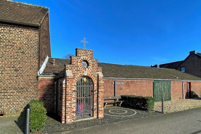 Die Schweinheimer "Kapelle" wurde 2016 aus den Steinen eines abgerissenen Gehöfts errichtet.  | Foto: ©Margot Klütsch