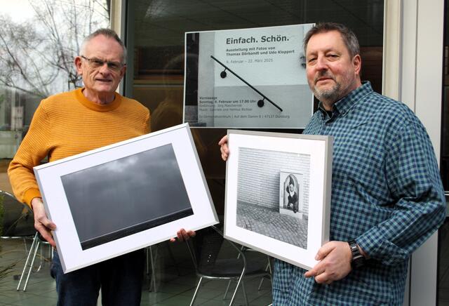 Das Foto zeigt Udo Kloppert (links) und Thomas Dörbandt vor dem Meidericher Gemeindezentrum mit jeweils einem ihrer Ausstellungsfotos.
Foto: Reiner Terhorst

