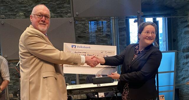 Präsident Dr. Hans-Peter Merz übergibt den Witten Preis an Dorit Remmert, Vorsitzende des Vereins „Meisterwerk Mensch“ 