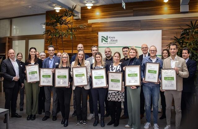 Landrat Christoph Gerwers (5.v.r.) und Viktor Haase, Staatssekretär im Ministerium für Umwelt, Naturschutz und Verkehr des Landes Nordrhein-Westfalen (l.) ehrten die Vertreter der erfolgreichen Unternehmen der ersten Runde ÖKOPROFIT® im Kreis Kleve. Die Mitglieder des Beirats gratulierten | Foto: Kreis Kleve