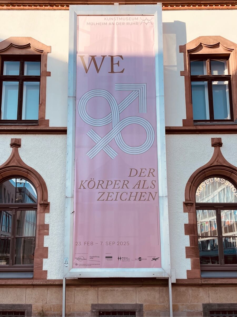 Das zarte Rosa des Banners könnte die Intension der Schau unterstreichen, wie aus dem Flyer zur Schau hervorgeht | Foto: Mülheimer Kunstverein und Kunstförderverein KKRR